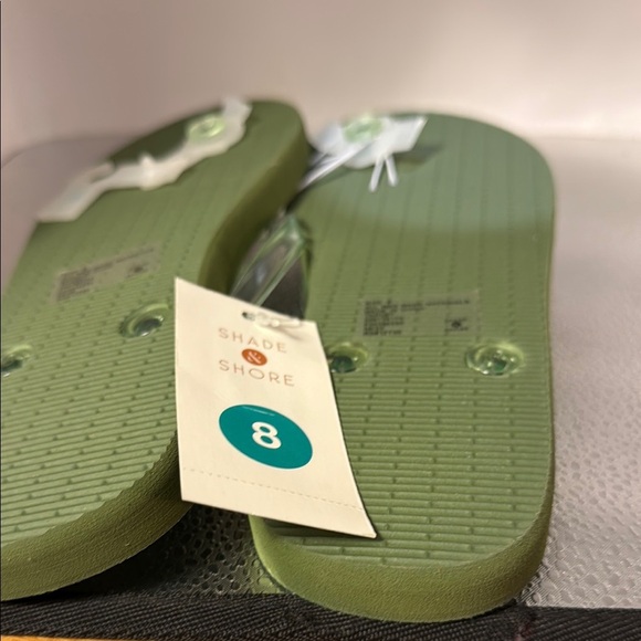 Shade & Shore Green Sandals with Y-Shaped Strap - Picture 5 of 6